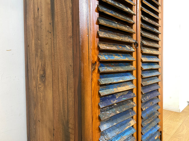 Sehr schöner Wäscheschrank handgefertigt aus altem Bootsholz in Originalfarben mit Lamellen Türen I Schrank Kleiderschrank Flurschrank Highboard Bücherschrank I