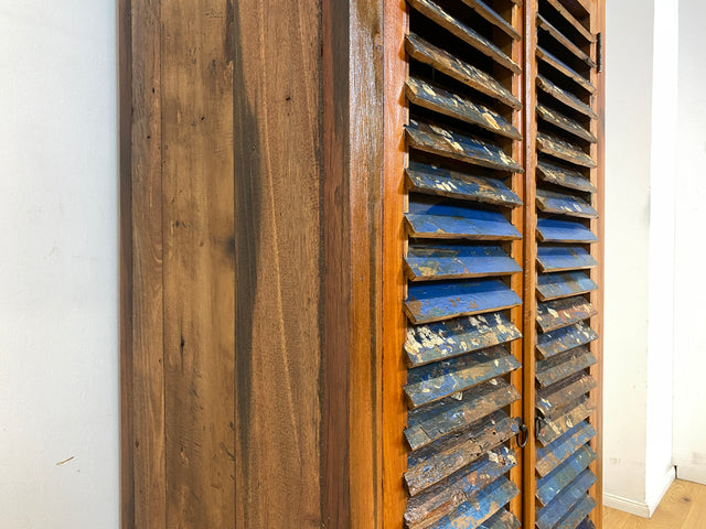 Sehr schöner Wäscheschrank handgefertigt aus altem Bootsholz in Originalfarben mit Lamellen Türen I Schrank Kleiderschrank Flurschrank Highboard Bücherschrank I