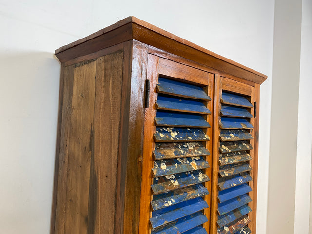 Sehr schöner Wäscheschrank handgefertigt aus altem Bootsholz in Originalfarben mit Lamellen Türen I Schrank Kleiderschrank Flurschrank Highboard Bücherschrank I