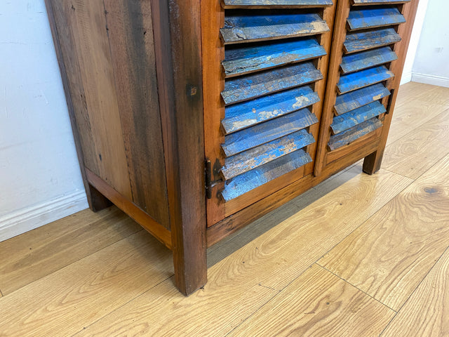 Sehr schöner Wäscheschrank handgefertigt aus altem Bootsholz in Originalfarben mit Lamellen Türen I Schrank Kleiderschrank Flurschrank Highboard Bücherschrank I