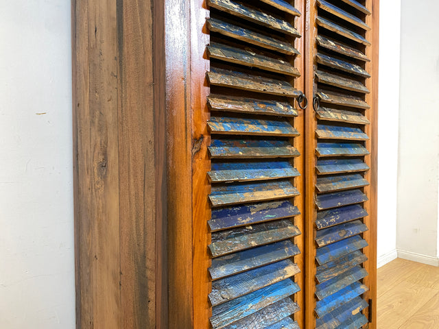 Sehr schöner Wäscheschrank handgefertigt aus altem Bootsholz in Originalfarben mit Lamellen Türen I Schrank Kleiderschrank Flurschrank Highboard Bücherschrank I