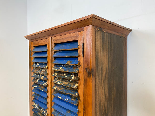 Sehr schöner Wäscheschrank handgefertigt aus altem Bootsholz in Originalfarben mit Lamellen Türen I Schrank Kleiderschrank Flurschrank Highboard Bücherschrank I