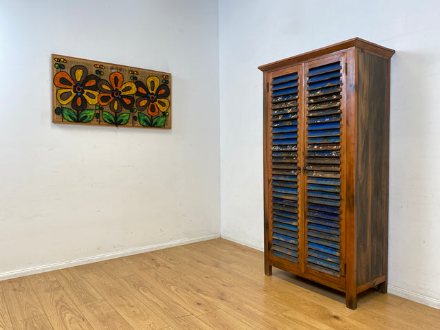 Sehr schöner Wäscheschrank handgefertigt aus altem Bootsholz in Originalfarben mit Lamellen Türen I Schrank Kleiderschrank Flurschrank Highboard Bücherschrank I