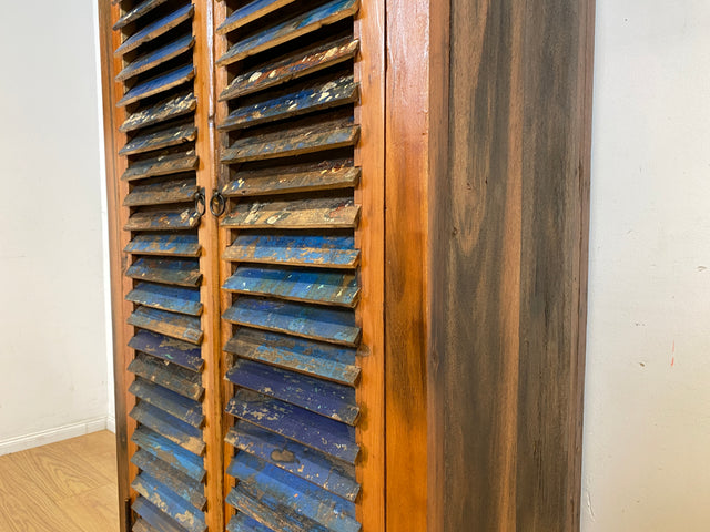 Sehr schöner Wäscheschrank handgefertigt aus altem Bootsholz in Originalfarben mit Lamellen Türen I Schrank Kleiderschrank Flurschrank Highboard Bücherschrank I