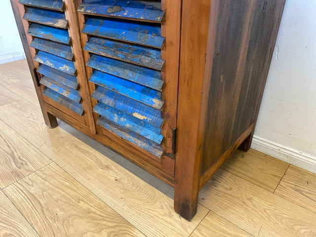 Sehr schöner Wäscheschrank handgefertigt aus altem Bootsholz in Originalfarben mit Lamellen Türen I Schrank Kleiderschrank Flurschrank Highboard Bücherschrank I