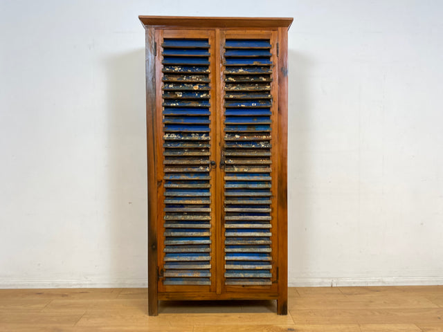 Sehr schöner Wäscheschrank handgefertigt aus altem Bootsholz in Originalfarben mit Lamellen Türen I Schrank Kleiderschrank Flurschrank Highboard Bücherschrank I