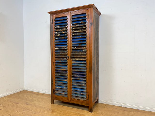 Sehr schöner Wäscheschrank handgefertigt aus altem Bootsholz in Originalfarben mit Lamellen Türen I Schrank Kleiderschrank Flurschrank Highboard Bücherschrank I
