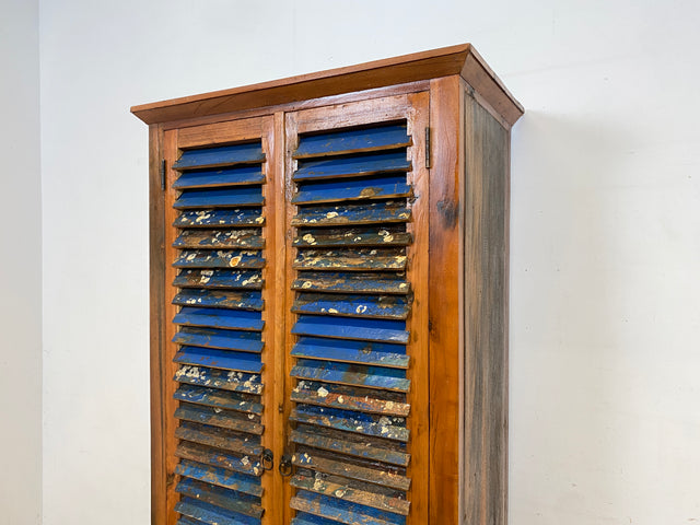 Sehr schöner Wäscheschrank handgefertigt aus altem Bootsholz in Originalfarben mit Lamellen Türen I Schrank Kleiderschrank Flurschrank Highboard Bücherschrank I