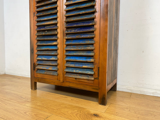 Sehr schöner Wäscheschrank handgefertigt aus altem Bootsholz in Originalfarben mit Lamellen Türen I Schrank Kleiderschrank Flurschrank Highboard Bücherschrank I