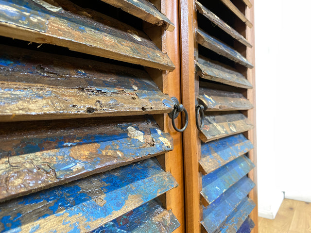 Sehr schöner Wäscheschrank handgefertigt aus altem Bootsholz in Originalfarben mit Lamellen Türen I Schrank Kleiderschrank Flurschrank Highboard Bücherschrank I