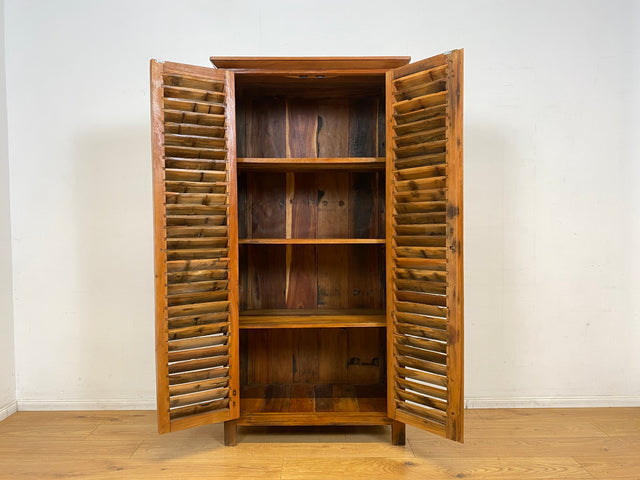Sehr schöner Wäscheschrank handgefertigt aus altem Bootsholz in Originalfarben mit Lamellen Türen I Schrank Kleiderschrank Flurschrank Highboard Bücherschrank I