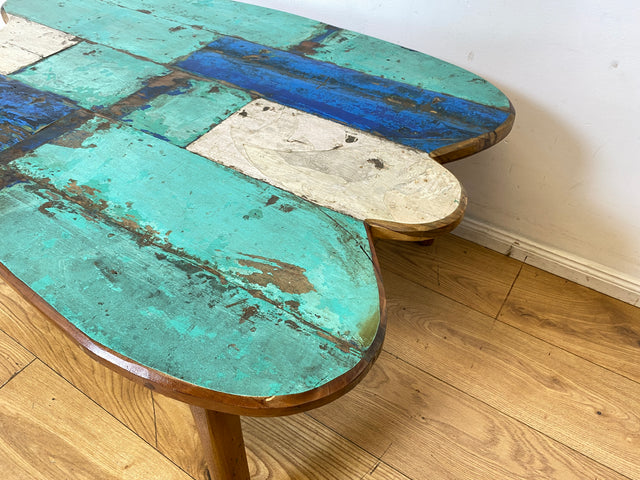 Besonders schöner und nachhaltiger großer Couchtisch handgefertigt aus altem Bootsholz in Originalfarben I Outdoor geeignet I Wohnzimmertisch Coffee Table Teak I