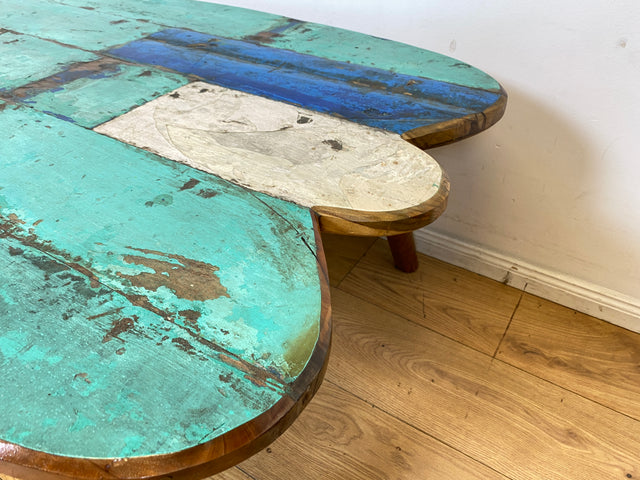 Besonders schöner und nachhaltiger großer Couchtisch handgefertigt aus altem Bootsholz in Originalfarben I Outdoor geeignet I Wohnzimmertisch Coffee Table Teak I
