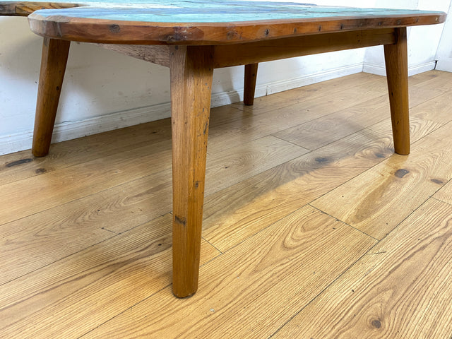 Besonders schöner und nachhaltiger großer Couchtisch handgefertigt aus altem Bootsholz in Originalfarben I Outdoor geeignet I Wohnzimmertisch Coffee Table Teak I