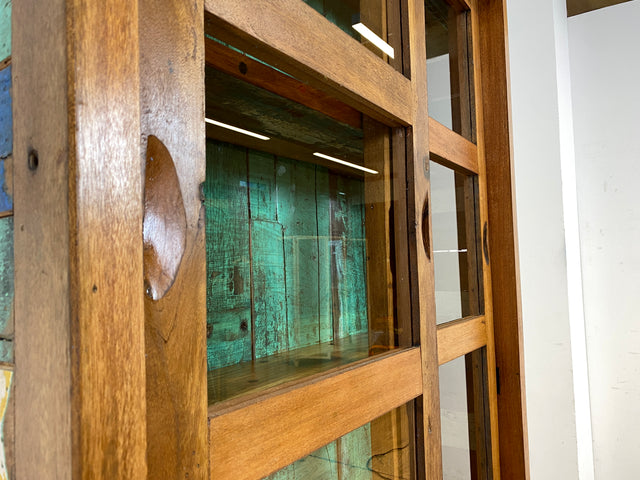 Einzigartige Vitrine aus altem Bootsholz in Originalfarben mit Schiebetüren I Glasvitrine Geschirrschrank Küchenschrank Büchervitrine Bücherschrank Highboard I