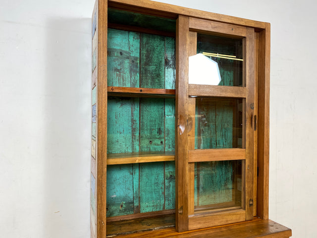 Einzigartige Vitrine aus altem Bootsholz in Originalfarben mit Schiebetüren I Glasvitrine Geschirrschrank Küchenschrank Büchervitrine Bücherschrank Highboard I