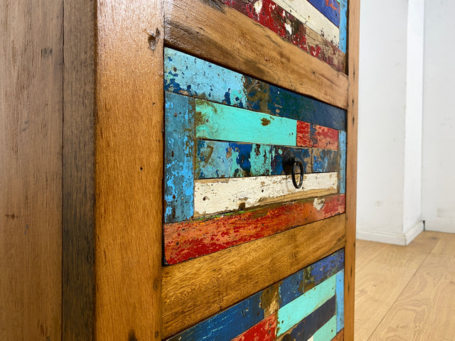 Farbenfrohe kleine Kommode aus altem Bootsholz in Originalfarben mit Schubladen I Schrank Schubladenkommode Wäschekommode Badschrank Flurkommode Küchenschrank I