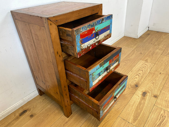 Farbenfrohe kleine Kommode aus altem Bootsholz in Originalfarben mit Schubladen I Schrank Schubladenkommode Wäschekommode Badschrank Flurkommode Küchenschrank I