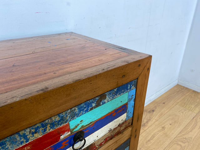 Farbenfrohe kleine Kommode aus altem Bootsholz in Originalfarben mit Schubladen I Schrank Schubladenkommode Wäschekommode Badschrank Flurkommode Küchenschrank I