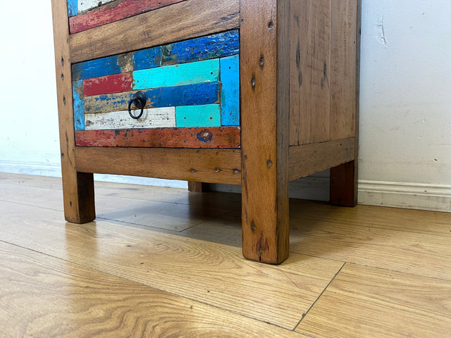 Farbenfrohe kleine Kommode aus altem Bootsholz in Originalfarben mit Schubladen I Schrank Schubladenkommode Wäschekommode Badschrank Flurkommode Küchenschrank I
