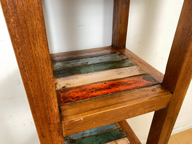 Farbenfrohes, nachhaltiges und sehr robustes schmales Regal aus altem Bootsholz in Originalfarben I Teakholz Massiv I Holzregal Bücherregal Badregal Küchenregal I