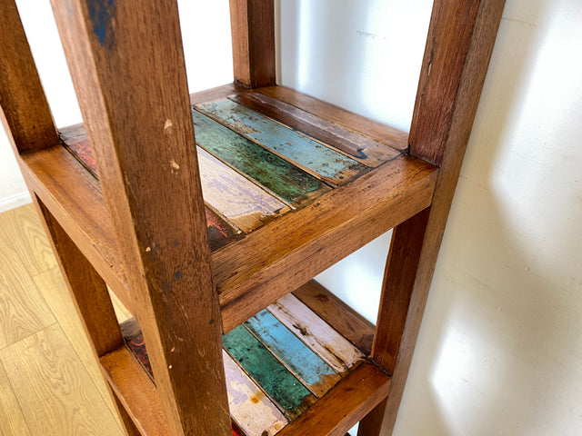 Farbenfrohes, nachhaltiges und sehr robustes schmales Regal aus altem Bootsholz in Originalfarben I Teakholz Massiv I Holzregal Bücherregal Badregal Küchenregal I
