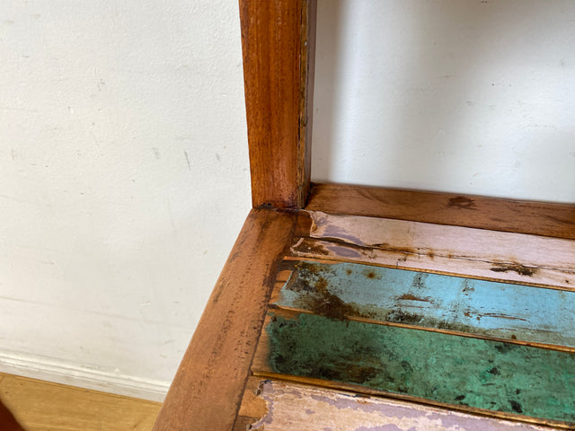 Farbenfrohes, nachhaltiges und sehr robustes schmales Regal aus altem Bootsholz in Originalfarben I Teakholz Massiv I Holzregal Bücherregal Badregal Küchenregal I