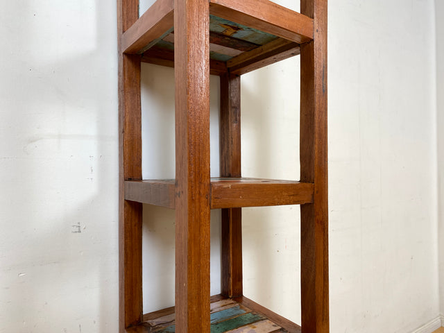 Farbenfrohes, nachhaltiges und sehr robustes schmales Regal aus altem Bootsholz in Originalfarben I Teakholz Massiv I Holzregal Bücherregal Badregal Küchenregal I
