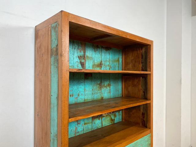 Besonders schöner Bücherschrank handgefertigt aus altem Bootsholz in grüner Originalfarbe mit Schubladen I Teakholz Massiv I Regal Bücherregal Holzregal Küchenregal I