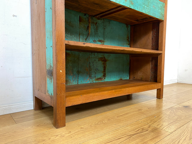 Besonders schöner Bücherschrank handgefertigt aus altem Bootsholz in grüner Originalfarbe mit Schubladen I Teakholz Massiv I Regal Bücherregal Holzregal Küchenregal I