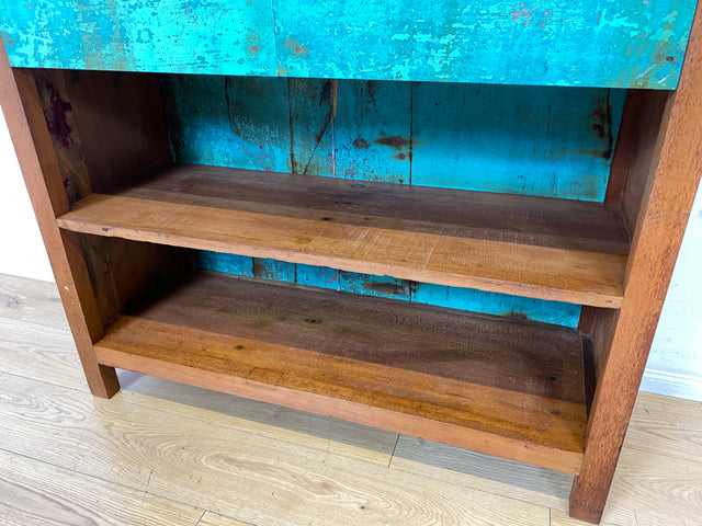 Besonders schöner Bücherschrank handgefertigt aus altem Bootsholz in grüner Originalfarbe mit Schubladen I Teakholz Massiv I Regal Bücherregal Holzregal Küchenregal I