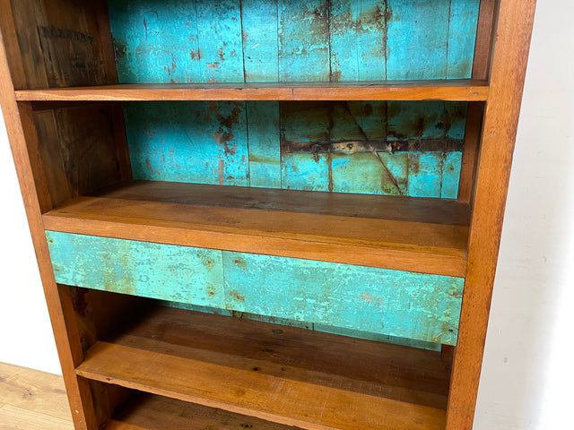 Besonders schöner Bücherschrank handgefertigt aus altem Bootsholz in grüner Originalfarbe mit Schubladen I Teakholz Massiv I Regal Bücherregal Holzregal Küchenregal I