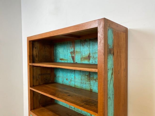 Besonders schöner Bücherschrank handgefertigt aus altem Bootsholz in grüner Originalfarbe mit Schubladen I Teakholz Massiv I Regal Bücherregal Holzregal Küchenregal I
