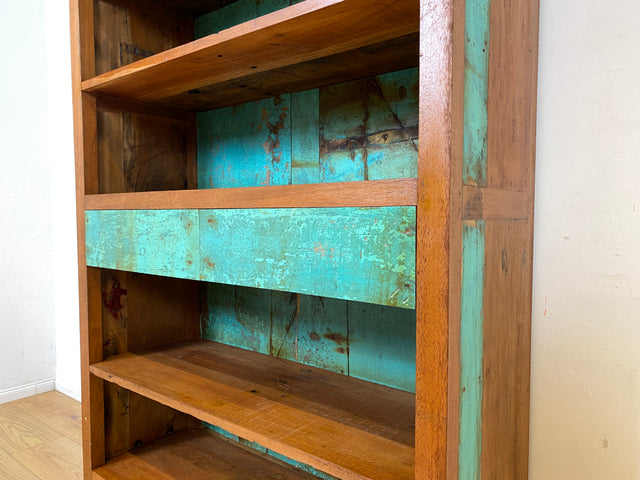 Besonders schöner Bücherschrank handgefertigt aus altem Bootsholz in grüner Originalfarbe mit Schubladen I Teakholz Massiv I Regal Bücherregal Holzregal Küchenregal I