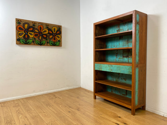 Besonders schöner Bücherschrank handgefertigt aus altem Bootsholz in grüner Originalfarbe mit Schubladen I Teakholz Massiv I Regal Bücherregal Holzregal Küchenregal I