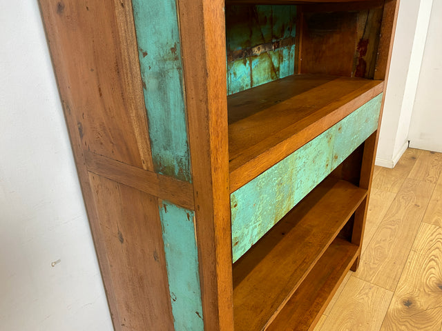 Besonders schöner Bücherschrank handgefertigt aus altem Bootsholz in grüner Originalfarbe mit Schubladen I Teakholz Massiv I Regal Bücherregal Holzregal Küchenregal I