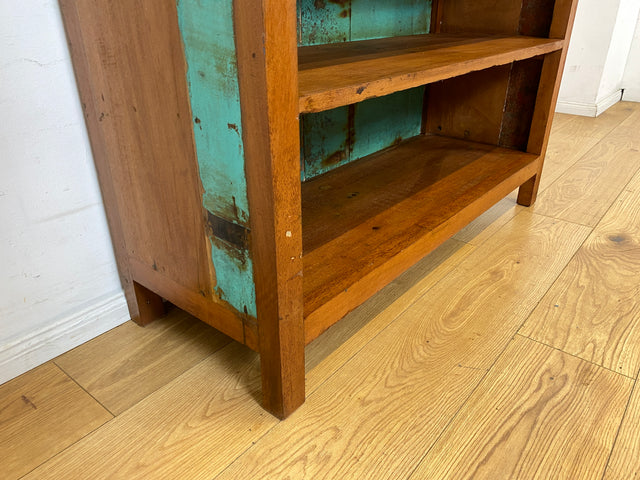 Besonders schöner Bücherschrank handgefertigt aus altem Bootsholz in grüner Originalfarbe mit Schubladen I Teakholz Massiv I Regal Bücherregal Holzregal Küchenregal I