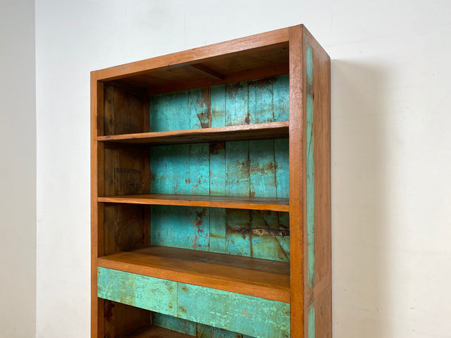 Besonders schöner Bücherschrank handgefertigt aus altem Bootsholz in grüner Originalfarbe mit Schubladen I Teakholz Massiv I Regal Bücherregal Holzregal Küchenregal I