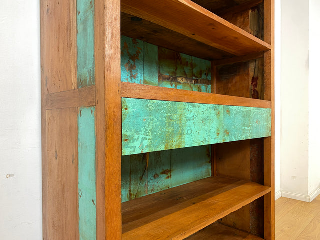 Besonders schöner Bücherschrank handgefertigt aus altem Bootsholz in grüner Originalfarbe mit Schubladen I Teakholz Massiv I Regal Bücherregal Holzregal Küchenregal I
