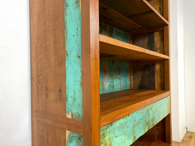 Wunderschöner Bücherschrank handgefertigt aus altem Bootsholz in grüner Originalfarbe mit Schubladen I Teakholz Massiv I Regal Bücherregal Holzregal Küchenregal I