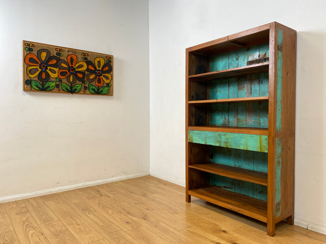 Wunderschöner Bücherschrank handgefertigt aus altem Bootsholz in grüner Originalfarbe mit Schubladen I Teakholz Massiv I Regal Bücherregal Holzregal Küchenregal I