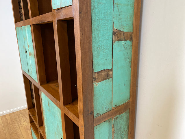 Boatwood by WMK I Einzigartiger Bücherschrank handgefertigt aus altem Bootsholz I Teakholz massiv I Bücherregal Regal Highboard Holzregal Küchenregal Barschrank Raumtrenner Berlin Trier Hamburg