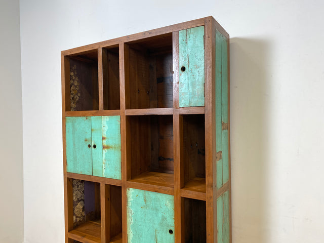 Boatwood by WMK I Einzigartiger Bücherschrank handgefertigt aus altem Bootsholz I Teakholz massiv I Bücherregal Regal Highboard Holzregal Küchenregal Barschrank Raumtrenner Berlin Trier Hamburg