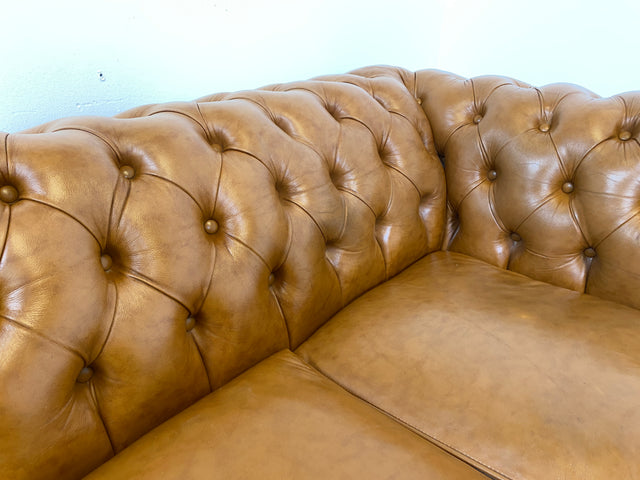 WMK # Hochwertiges & neuwertiges spätes Chesterfield Sofa mit dickem aber weichem gestepptem braunem Echtleder Bezug # 3er Sofa Couch Ledersofa Ledercouch Sitzgarnitur Leder Leather Stilmöbel Vintage