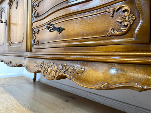 WMK I Elegantes 60er Jahre Chippendale Sideboard von Warrings, Vollholz aus Nussbaum & Mahagoni mit hübschen Holzapplikationen I Kommode Schrank Lowboard TV-Lowboard TV-Bank Anrichte Boho Vintage