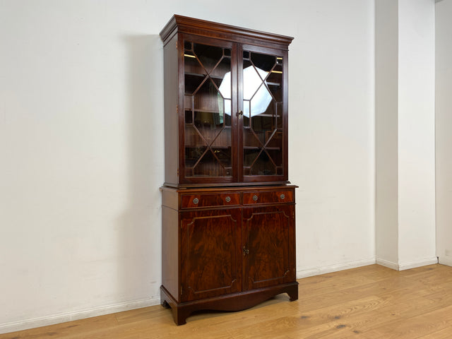 WMK # Feine dunkle Vitrine in antikem Englischen Stil in Mahagoni mit Sprossen Glastüren # Bücherschrank Büchervitrine Geschirrschrank Highboard Kommode Regency Empire Stilmöbel Vintage Berlin Leipzig
