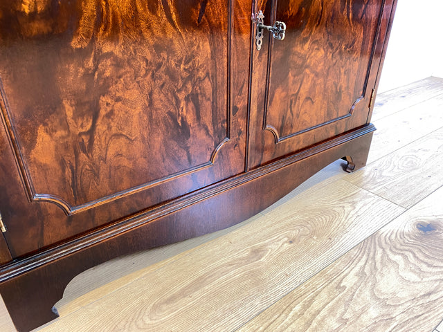 WMK # Feine dunkle Vitrine in antikem Englischen Stil in Mahagoni mit Sprossen Glastüren # Bücherschrank Büchervitrine Geschirrschrank Highboard Kommode Regency Empire Stilmöbel Vintage Berlin Leipzig