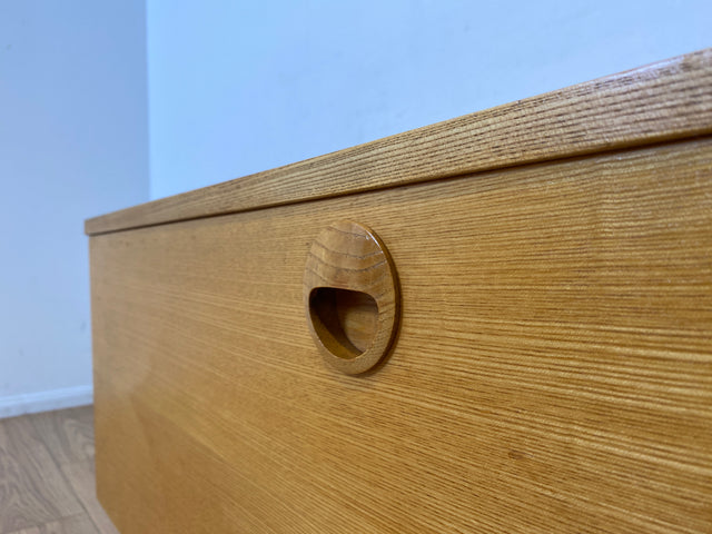 WMK I Kultiges Designer Sideboard 430/61 von Joachim Nebelung für VEB Hellerau in Sen Esche auf neuen Hairpin Metallfüssen