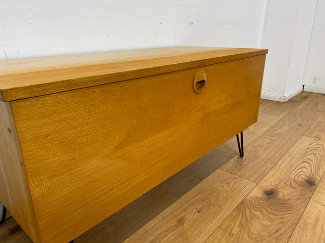 WMK I Kultiges Designer Sideboard 430/61 von Joachim Nebelung für VEB Hellerau in Sen Esche auf neuen Hairpin Metallfüssen