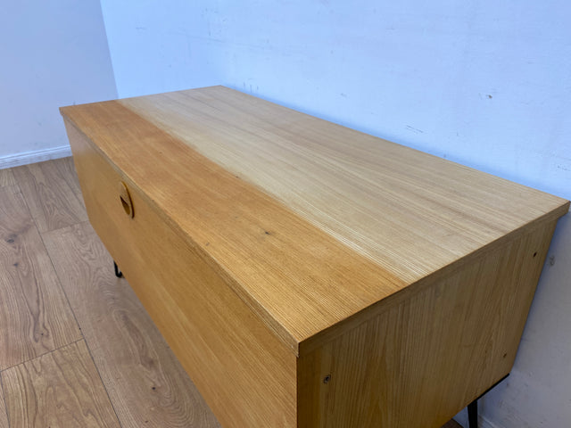 WMK I Kultiges Designer Sideboard 430/61 von Joachim Nebelung für VEB Hellerau in Sen Esche auf neuen Hairpin Metallfüssen